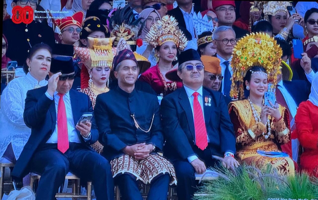 Upacara Hut RI di Istana, Ketum Kadin Indonesia Anindya Bakrie Kenakan Tapis Lampung