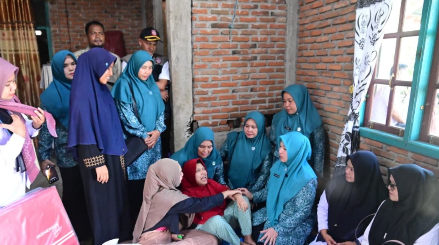 Peduli Disabilitas, Rita Mayasari Serahkan Bantuan di Montasik
