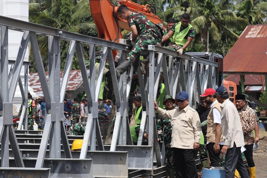 Seskab Teddy: Sejak Awal Presiden Prabowo Kirim Helikopter Pribadi untuk Gubernur Aceh
