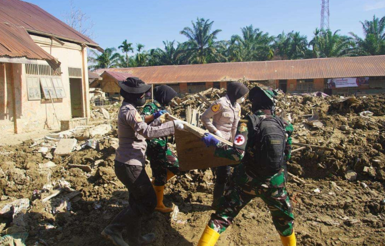 Mabes Kirim 283 Taruna Akpol ke Aceh Tamiang, Bantu Rekonstruksi Hingga Belajar Mengajar