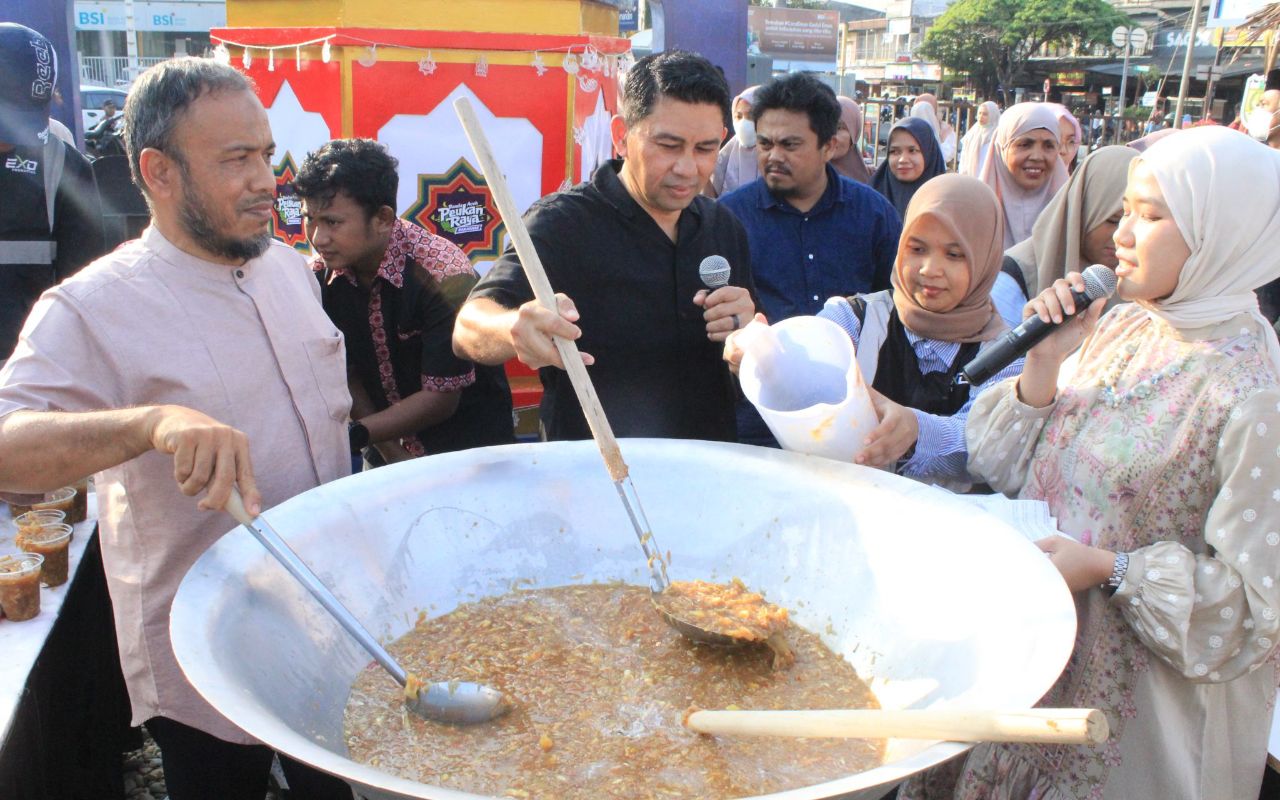 Dinkes Banda Aceh Bagi-bagi Takjil di Pekan Raya Ramadhan