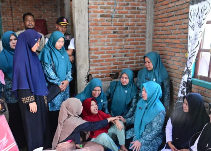 Peduli Disabilitas, Rita Mayasari Serahkan Bantuan di Montasik