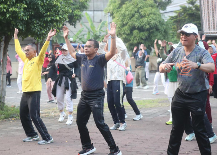 Intip Keseruan Dirut BPJS Kesehatan dan Dahlan Iskan Senam Bareng