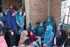 Peduli Disabilitas, Rita Mayasari Serahkan Bantuan di Montasik